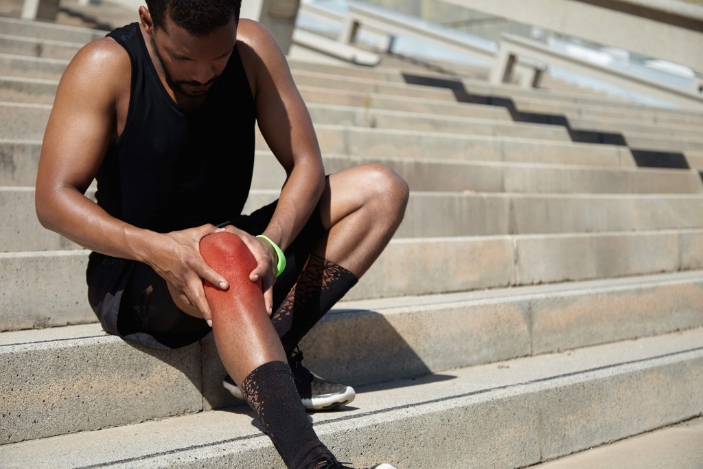 closeup-young-man-with-knee-injury (1).jpg closeup-young-man-with-knee-injury (1).jpg
